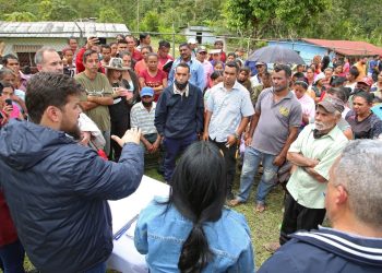El gobernador Ernesto Luna sostiene encuentro con productores de Caripe.