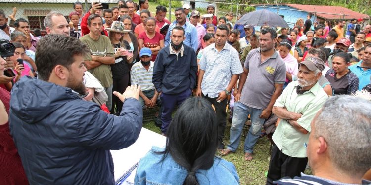 El gobernador Ernesto Luna sostiene encuentro con productores de Caripe.