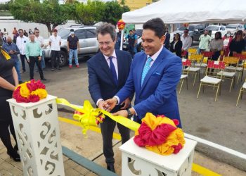 Embajador Santos junto al alcalde Paraqueima durante la reinauguración de la Plaza España.