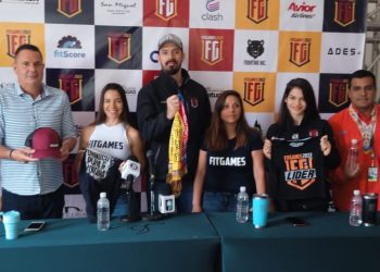 Organizadores del FitGames junto a autoridades de Turismo y Tranporte de Monagas.