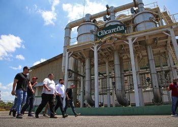 El gobernador Ernesto Luna constata las condiciones de la planta procesadora de tomates La Caicareña.