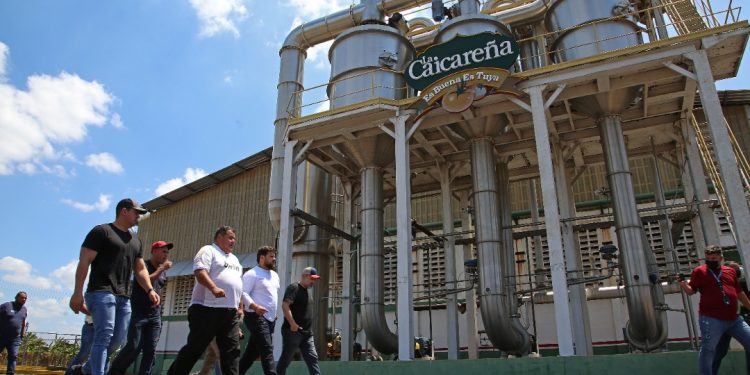 Monagas: Gobernador Luna inspeccionó La Tomatera de Caicara 1 El gobernador Ernesto Luna constata las condiciones de la planta procesadora de tomates La Caicareña.