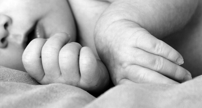 Le causó heridas graves con la misma tijera que cortó el cordón umbilical