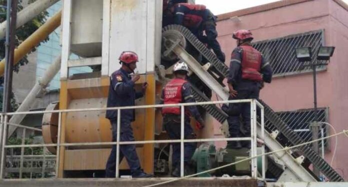 Murió obrero tras quedar atrapado en una tolda (+detalles) 1 El cuerpo fue trasladado hasta la Morgue de Bello Monte