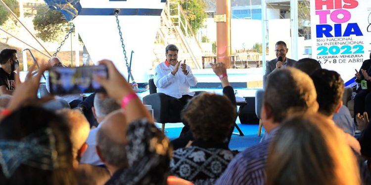 Presidente Maduro solicitó un proceso de cambios en todos los programas educativos 1 Detalló que el objetivo de esta medida consiste en “descolonizar” el contenido impartido en colegios y liceos a lo largo y ancho del territorio nacional.