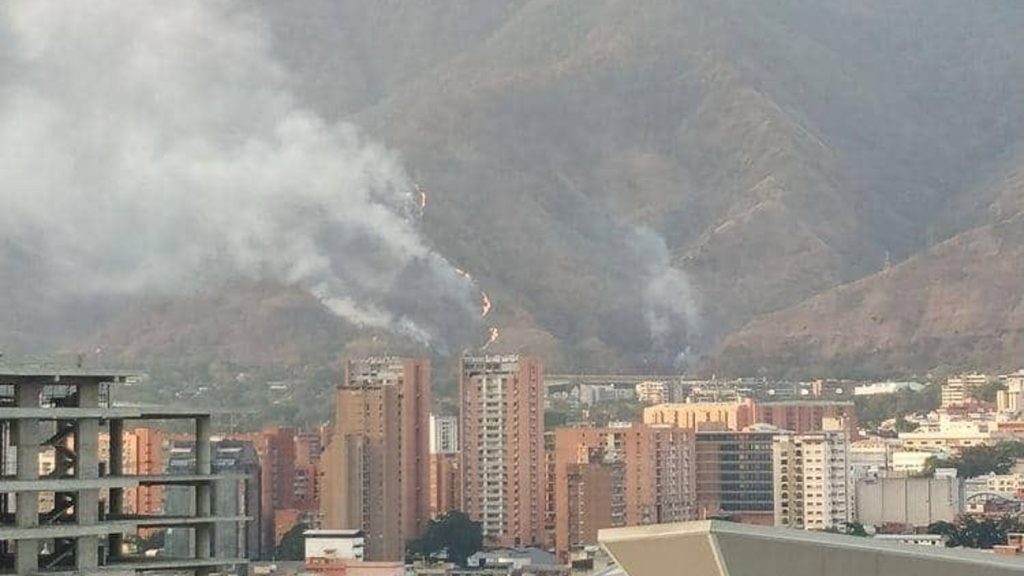 Reportan incendio forestal en el Ávila en Caracas
