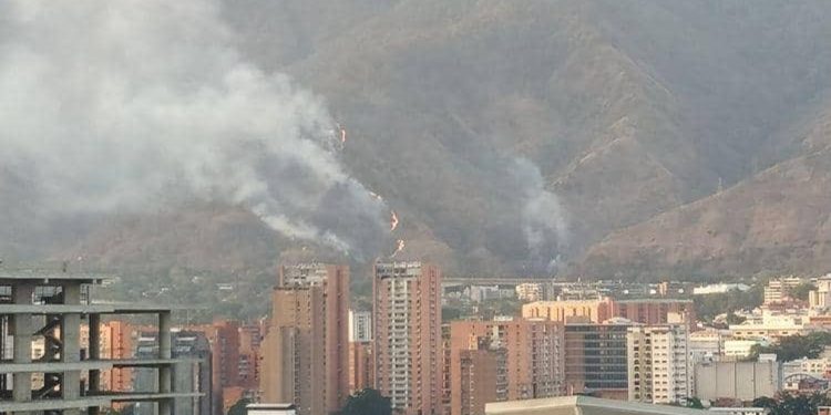 Reportan incendio forestal en el Ávila en Caracas
