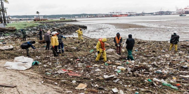 Sudáfrica despliega a 10.000 soldados tras las catastróficas inundaciones 1 Inundaciones en sudafrica dejan altas cifras de muertos y grandes desastres