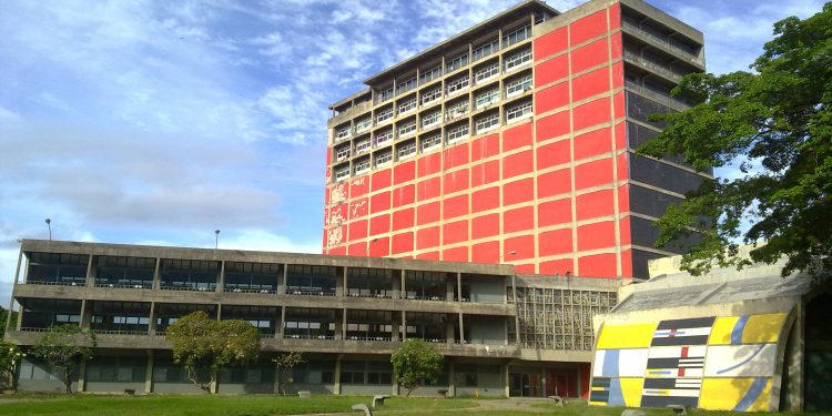 En la UCV eligen hoy a representantes estudiantiles 1 Estos comicios estudiantiles tienen la particularidad que es la primera vez que se celebran sin clases presenciales y en tiempos de pandemia.