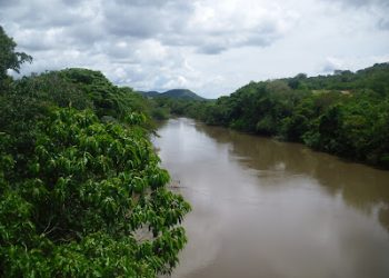 Niño muere ahogado en el río Yuruari tras intentar alcanzar una pelota