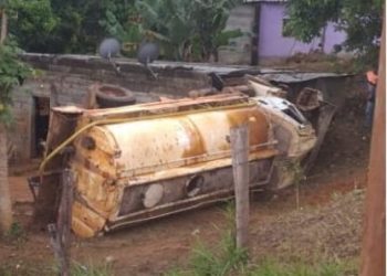 Murió una mujer al caer camión cisterna sobre su vivienda
