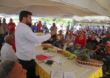 El gobernador Ernesto Luna, junto al alcalde del municipio Bolívar, Ambrosio García, plantea capacitación técnica para los productores. (Foto: Eliseo Pereira)