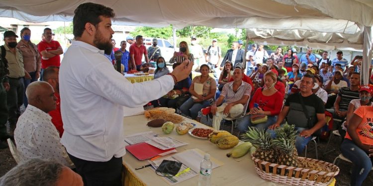 Gobernador Luna impulsa la producción y el emprendimiento en municipios productivos 1 El gobernador Ernesto Luna, junto al alcalde del municipio Bolívar, Ambrosio García, plantea capacitación técnica para los productores. (Foto: Eliseo Pereira)