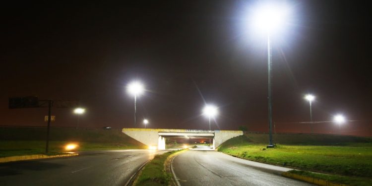 Ana Fuentes deja completamente iluminado distribuidor El Monumental