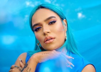 Fanática que atacó a Karol G ofrece disculpas