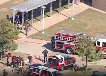 Tiroteo en escuela de EEUU deja un saldo de 14 niños muertos y una docena de heridos 3 El gobernador del Estado, Greg Abbott, dijo que el atacante mató a 14 estudiantes y a un maestro.