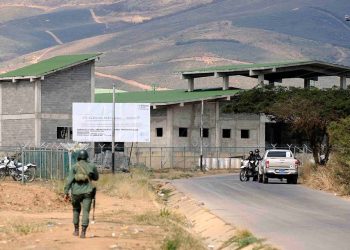 Llegaron en un Chevrolet Corsa, placa KBC04E, y pretendían lanzar una panela de marihuana y dos papeletas de cocaína al centro penitenciario.