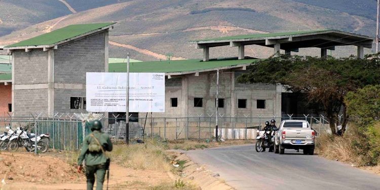Frustraron ingreso de droga a cárcel de Uribana 1 Llegaron en un Chevrolet Corsa, placa KBC04E, y pretendían lanzar una panela de marihuana y dos papeletas de cocaína al centro penitenciario.