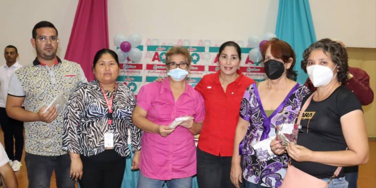 Alcaldía de Valera entregó ayudas técnicas y medicamentos a más de 118 personas 1 La alcaldesa Angie Quintana hizo entrega de las ayudas.