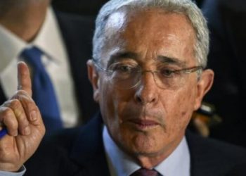 El expresidente indicó que Petro está con "terrorista"