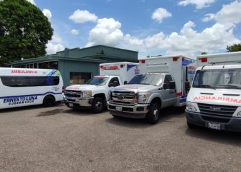 Las cinco ambulancias fueron entregadas por el gobernador de Monagas, Ernesto Luna.