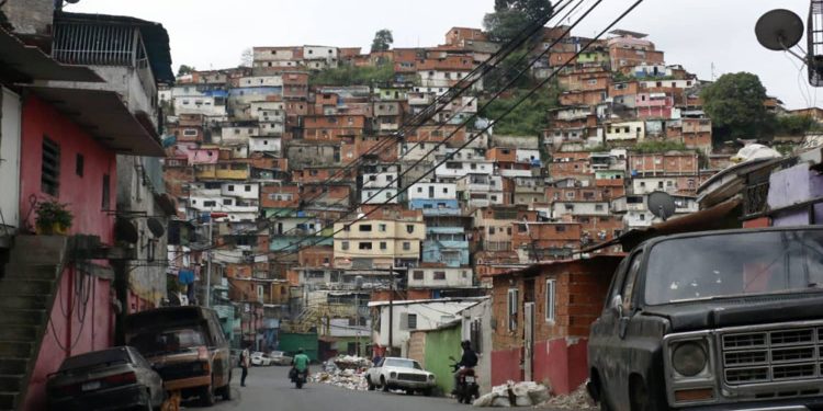 Policía toma Cota 905 ante el intento de reorganización de la megabanda del Koki 1 Vecinos de El Valle y La Vega también informaron un despliegue de cuerpos de seguridad por el mismo motivo.