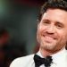 Édgar Ramírez dejó sus huellas en Cannes 13 El actor venezolano, de 45 años de edad, compartió un video en Instagram en el que se le ve plasmar sus dos manos en una placa en la que, además, escribió su nombre.