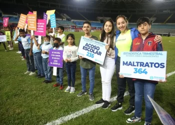 La primera dama del estado Monagas y presidenta de la Fundación Regional El Niño Simón Monagas, Sorenelly Zambrano de Luna, encabeza la campaña de concienciación en el Estadio Monumental de Maturín. (foto: Saúl Blanco)