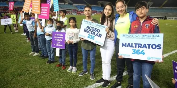Campaña de concienciación "Educando con amor" abarcó espacios deportivos y plazas de Maturín 1 La primera dama del estado Monagas y presidenta de la Fundación Regional El Niño Simón Monagas, Sorenelly Zambrano de Luna, encabeza la campaña de concienciación en el Estadio Monumental de Maturín. (foto: Saúl Blanco)