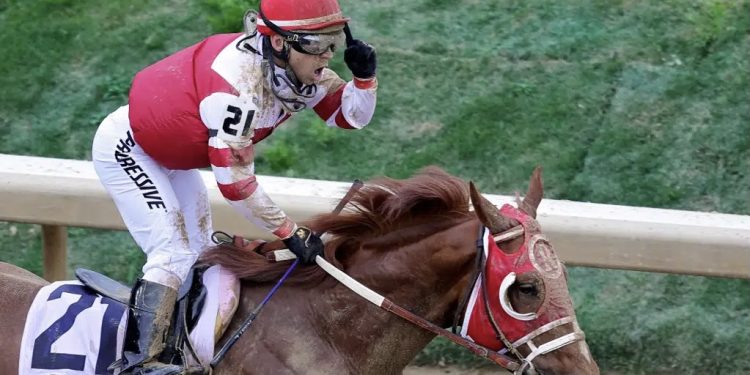 El jinete venezolano Sonny León sorprendió y se impuso en el Derby de Kentucky 1 el caballo rich strike apenas fue incluido en la carrera el viernes y se situaba con 80 1 en las apu 100186