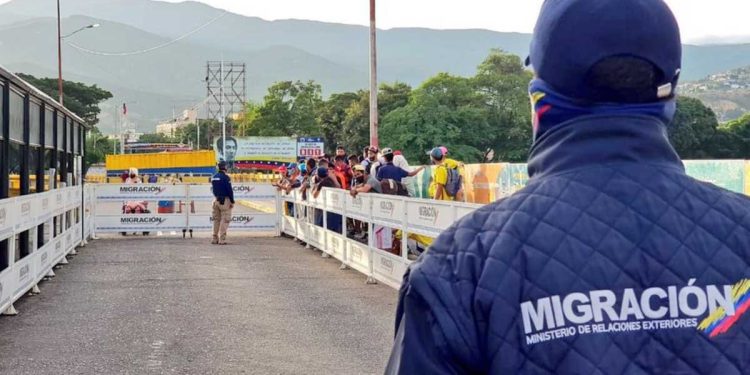 Colombia cerrará fronteras con Venezuela por elecciones presidenciales 1 Los colombianos en Venezuela que estén inscritos para votar en su país serán eximidos de la medida y podrán sufragar en sus lugares de empadronamiento.