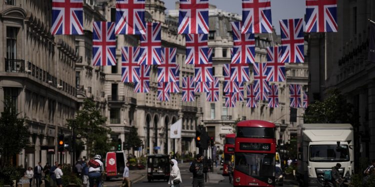 Londres: Crecen las colas en los bancos de vida por los altos costos de vida 1 La tasa interanual de inflación llegó en diciembre al 5,4% desde el 5,1% de noviembre, convirtiéndose en la más alta desde marzo de 1992.