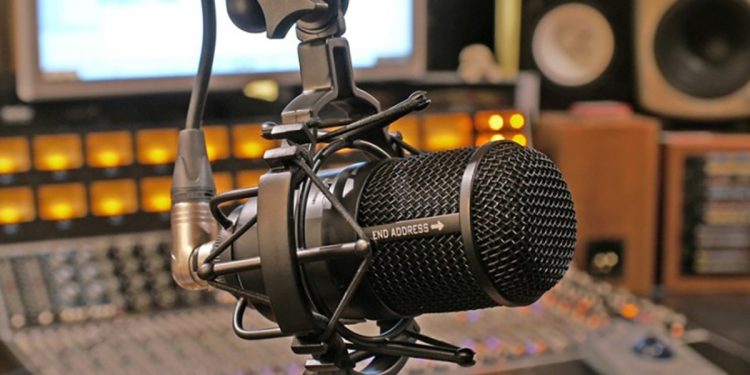 20 de mayo: Día de la radio en Venezuela 1 En el país, varios estados celebran en esta fecha diversas actividades que involucran a quienes hacen vida en una cabina de radio.