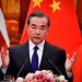 China pide mayor esfuerzo y no “echar leña al fuego” en crisis ucraniana 8 Ministro de Exteriores chino, Wang Yi, calificó positivos esfuerzos de mediación de Francia, y recalcó que su país mantiene papel constructivo en la solución del conflicto.
