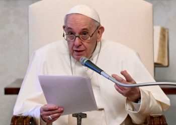 "Cuanto más advertimos en nuestro interior nerviosismo, intolerancia, rabia, más debemos pedir al Señor el Espíritu de la paz", dijo el Pontífice.