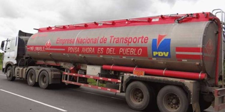 Detienen tres choferes de Pdvsa por trasladar 500 litros de diésel para comercializarlo ilegalmente 1 Los detenidos son identificados como Javier Velazco, Horacio Velazco y Acensio Velazco, quienes fueron puestos a la orden de las Fiscalías 16 y 26° del Zulia, con privativa de libertad.