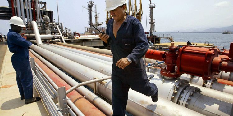 Tanquero iraní llega a Venezuela con un millón de barriles de petróleo 1 El petrolero Suezmax Silvia I llegó el domingo a un área de fondeo cerca del puerto venezolano de Amuay.
