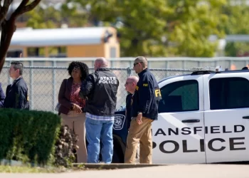 El gobernador de la entidad, Greg Abbott, dijo en su comparecencia ante los medios que hay informaciones de que el presunto autor del tiroteo habría disparado contra su abuela antes de ir a la escuela.