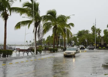 Agatha ascendió a categoría 2cuando se encontraba a 295 kilómetros al suroeste de la costa mexicana.