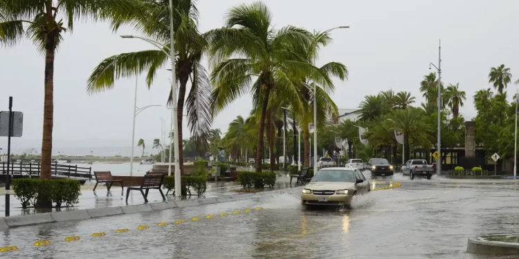 Agatha ascendió a categoría 2cuando se encontraba a 295 kilómetros al suroeste de la costa mexicana.