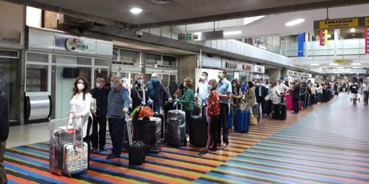 INAC estableció nueva normativa sanitaria para ingreso de pasajeros a Venezuela 1 El ente informó que no será necesario presentar prueba PCR negativa de covid-19 en el país de origen si la persona está vacunada con todo el esquema.