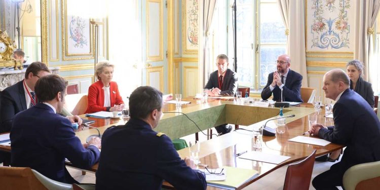 La UE oficializa su sexto paquete de sanciones contra Rusia 1 Incluyen la desconexión de bancos rusos del sistema SWIFT, y la prohibición de la transmisión de los canales de televisión rusos Rossiya RTR/RTR Planeta, Rossiya 24 y TVC International.