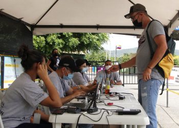 A tempranas horas, los ciudadanos aptos para la elección acuden a los municipios de Arauca (Arauca) e Inírida (Guanía).