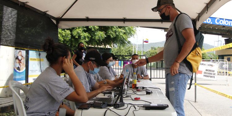 Colombianos residentes en Venezuela ejercen su derecho al voto en la frontera 1 A tempranas horas, los ciudadanos aptos para la elección acuden a los municipios de Arauca (Arauca) e Inírida (Guanía).