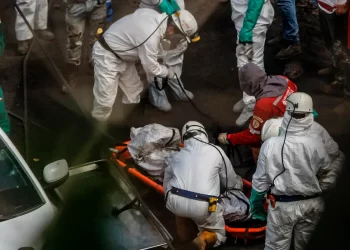 La explosión, ocurrida el lunes, liberó altas concentraciones de monóxido de carbono que hacen más difícil el acceso al lugar para el rescate de los mineros atrapados.