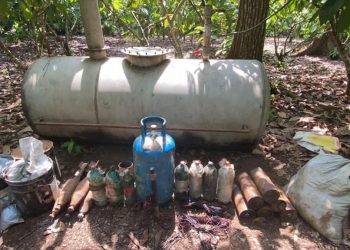 En otro procedimiento, los efectivos incautaron 60 envoltorios de droga.