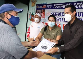 Familias de Comuna Antonio Nicolás Briceño recibieron títulos de propiedad de sus apartamentos