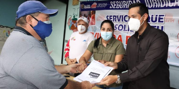 Familias de Comuna Antonio Nicolás Briceño recibieron títulos de propiedad de sus apartamentos 1 Familias de Comuna Antonio Nicolás Briceño recibieron títulos de propiedad de sus apartamentos