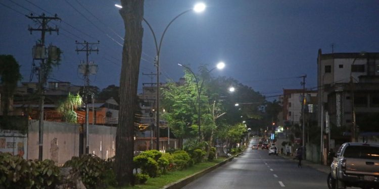 Alcaldesa Fuentes recupera alumbrado público en sector Las Avenidas de Maturín