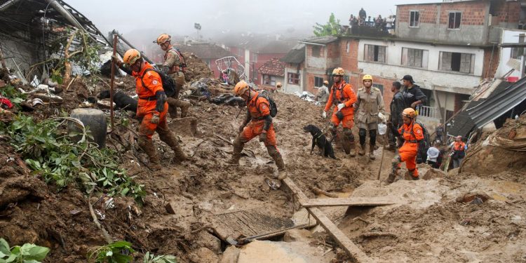 128 fallecidos dejaron fuertes lluvias en Brasil 1 Este viernes, un perro de rescate localizó el cuerpo de la última persona desaparecida, entre los escombros y el lodo que sepultaron su vivienda.